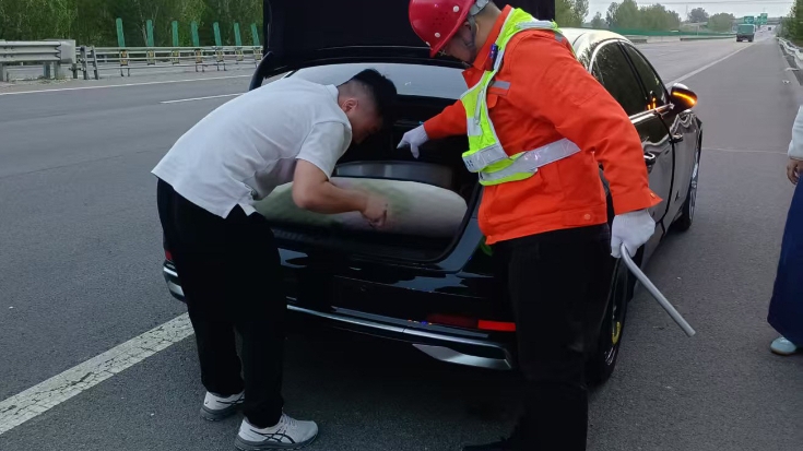 C:\Users\Administrator\Desktop\京哈北线分公司：道路巡查除隐患 应急换胎显担当\1