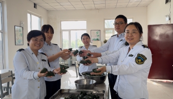 粽香四溢传温情 同心聚力促和谐——玉田城北收费站工会分会开展端午节包粽子活动