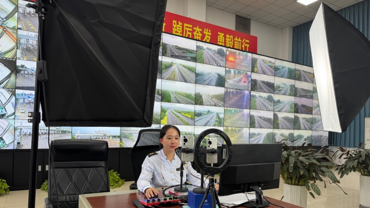 C:\Users\Administrator\Desktop\京哈北线分公司指挥调度中心：抖音直播讲政策 助力旅游包车行高速\1