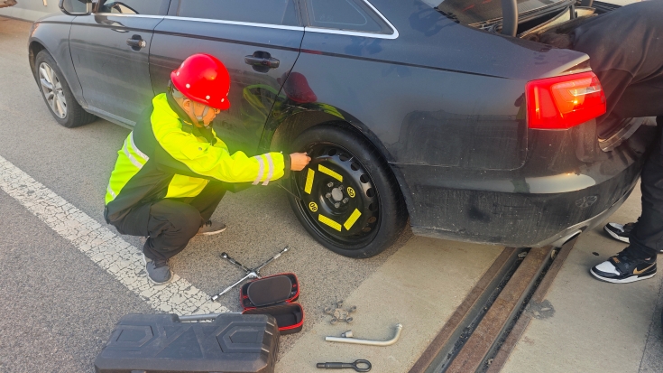 C:\Users\Administrator\Desktop\京哈北线分公司指挥调度中心：紧急救助爆胎司机 暖心护航出行路\111