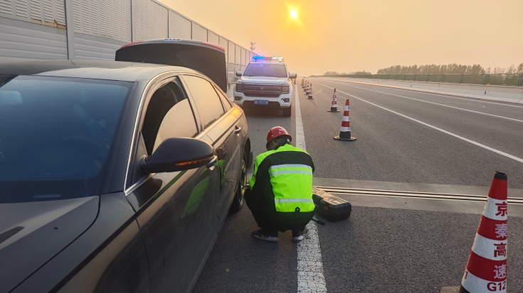 C:\Users\Administrator\Desktop\京哈北线分公司指挥调度中心：紧急救助爆胎司机 暖心护航出行路\222