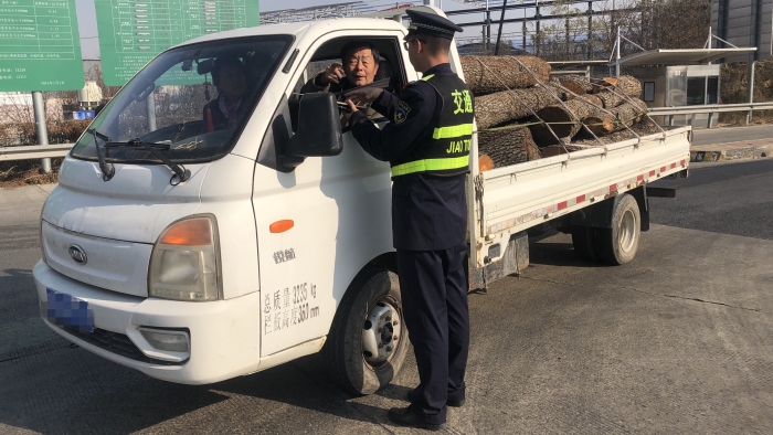 D:\李乐\宣传\未发\东新庄收费站：暖心助司乘 服务获点赞\_cgi-bin_mmwebwx-bin_webwxgetmsgimg__&MsgID=1209090142526653355&skey=@crypt_ef036c4e_49b4bf2e2afeadf29b4282de996ac695&mmweb_appid=wx_webfilehelper