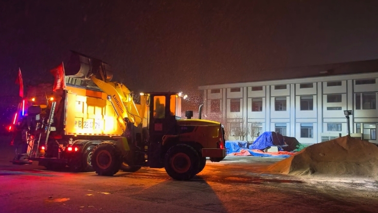 C:\Users\Administrator\Desktop\雪落即清 全程畅通——京哈北线分公司指挥调度中心高效应对23日凌晨降雪\33333