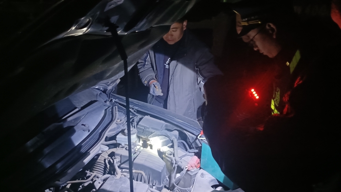 C:\Users\lenovo91\Desktop\初四深夜搭电2