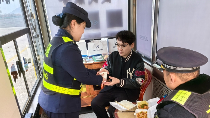 C:\Users\lenovo91\Desktop\推车救援2